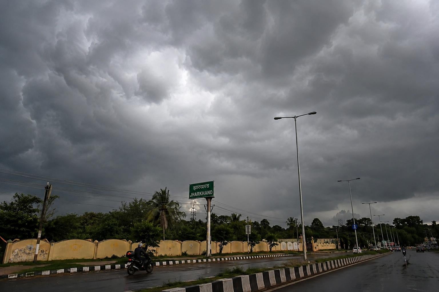 Weather Alert:आज भी झारखंड में सतायेगी गर्मी, कुछ जिलों में हल्की बारिश की संभावना