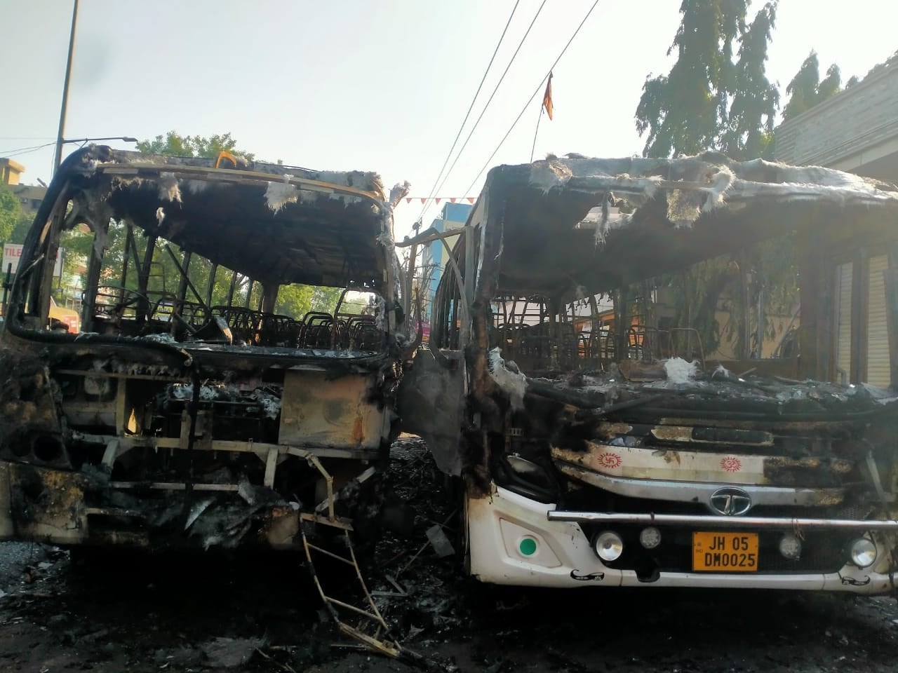 जमशेदपुर में देर रात आग का कहर, संकोसाई में दो बसें जलकर खाक