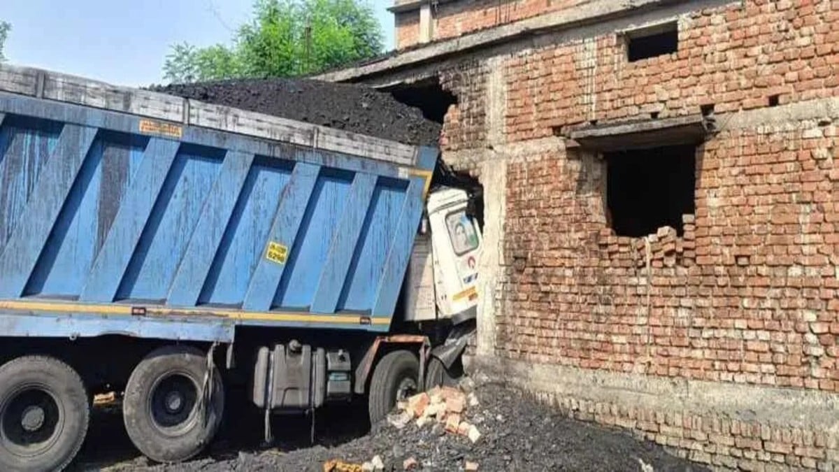पलामू में बड़ा हादसा, कोयला लदा हाइवा घर में घुसा, छत पर सो रहा था परिवार, फिर....