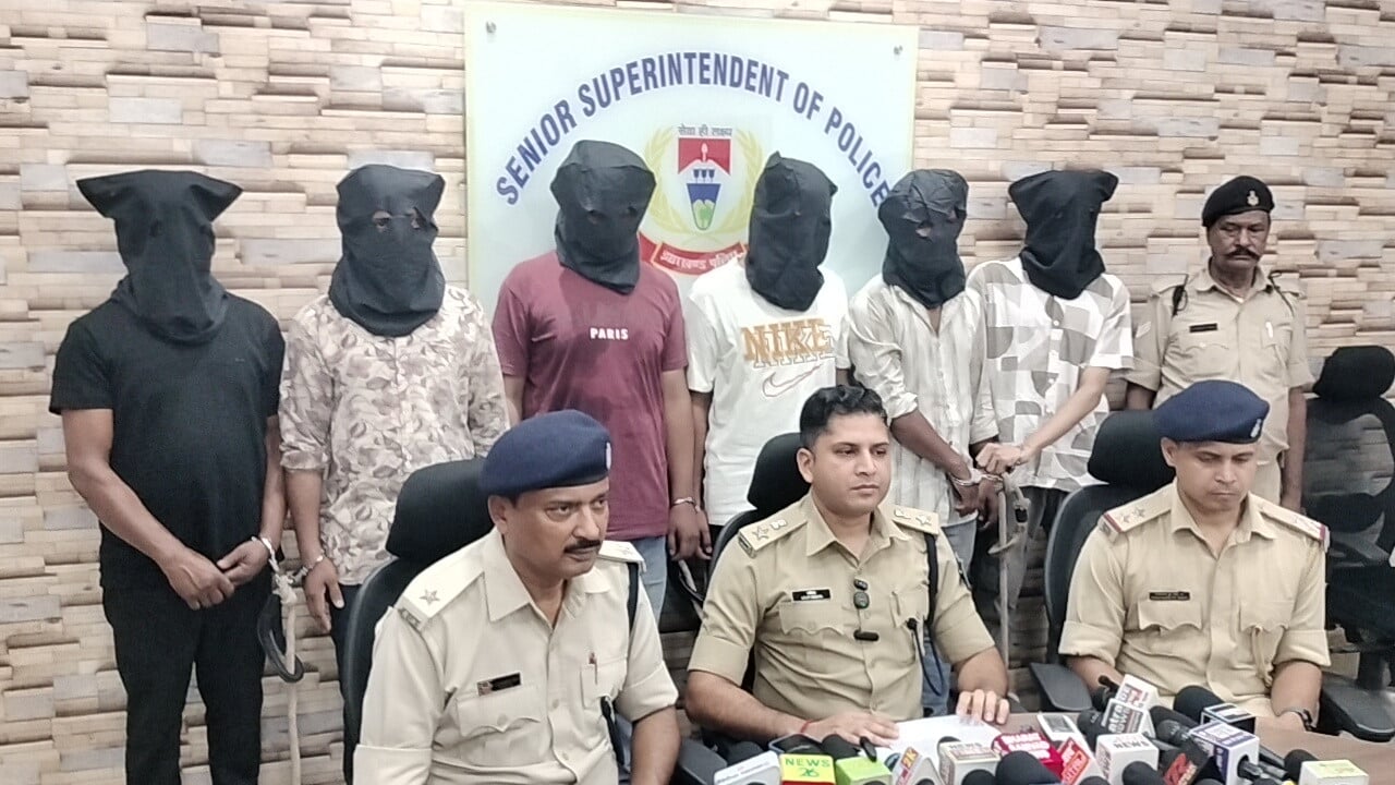 जमशेदपुर: रंगदारी नहीं देने पर मनीष सिंह गैंग ने कपड़ा दुकान में चलाई थी गोली, 4 हथियार के साथ 6 गिरफ्तार