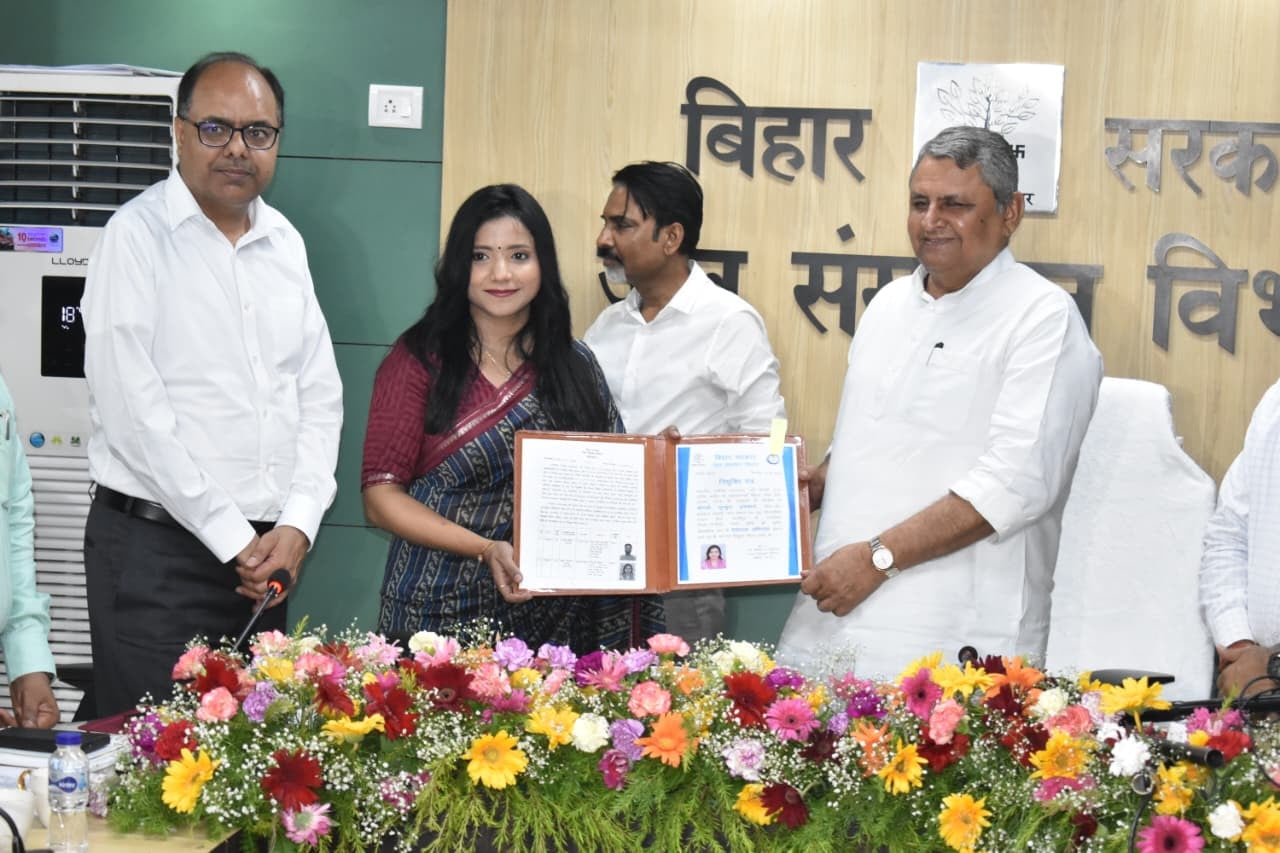 पटना में नौकरी की सौगात! जल संसाधन विभाग में 15 युवाओं को मिला नियुक्ति पत्र