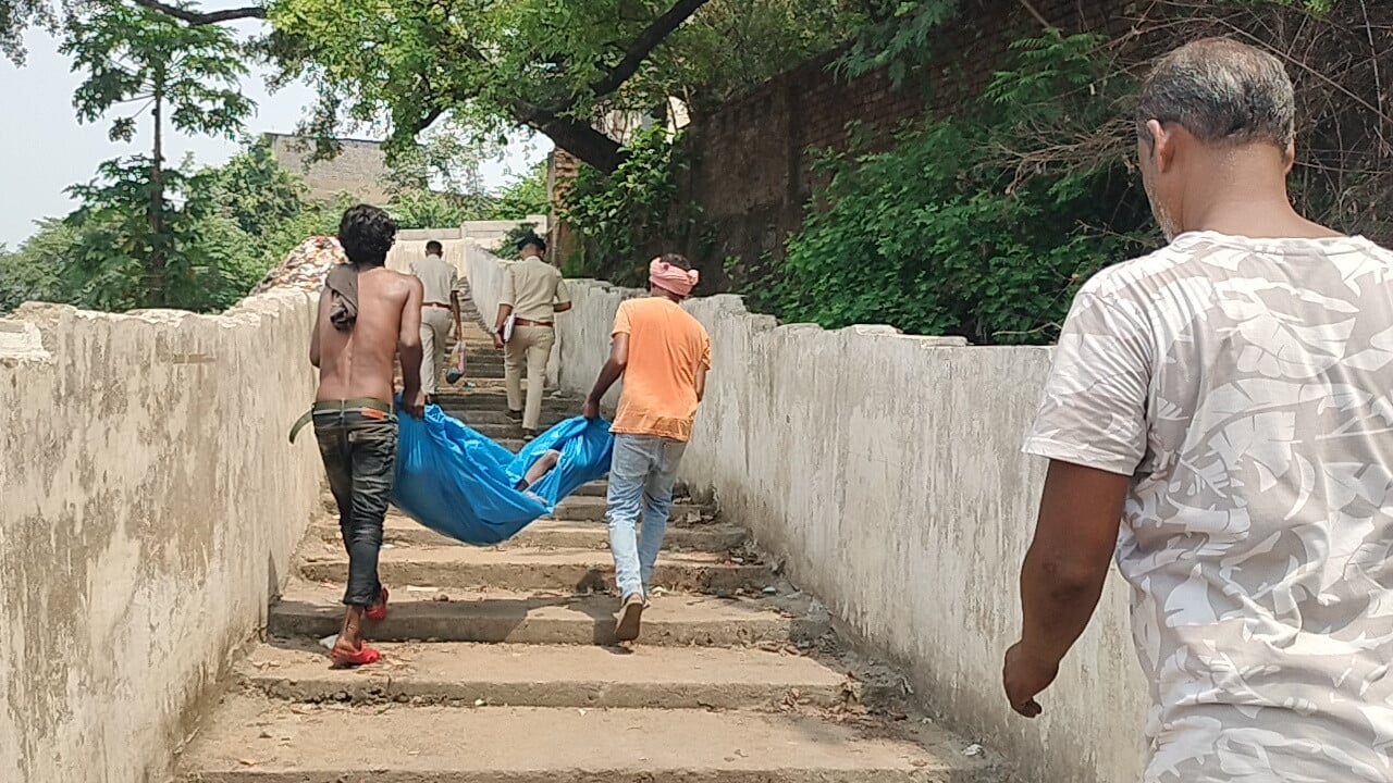जमशेदपुर में फिर नदी से मिला शव, दोनों हाथों में चप्पल देख दंग रह गए लोग