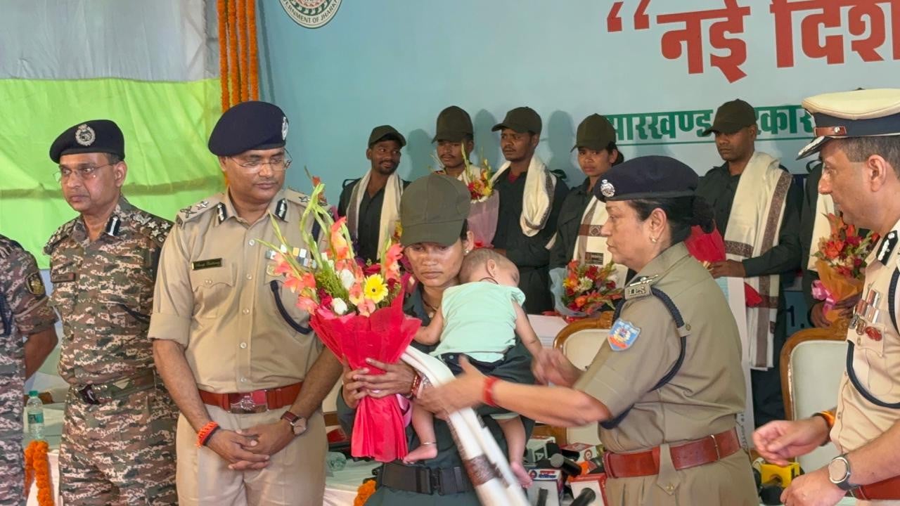 झारखण्ड में लाल आतंक का सरेंडर! 27 नक्सलियों ने पुलिस के सामने डाले हथियार