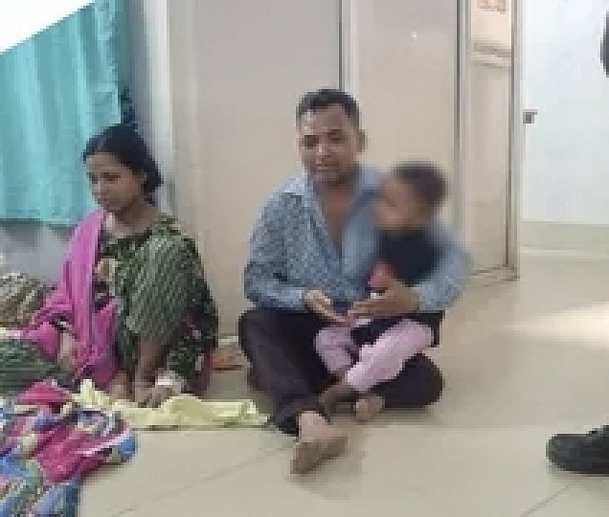 चलती ट्रेन में मां बनी हैवान! अपने ही मासूम को खिड़की से फेंका, दूसरे बच्चे को भी मारने की कोशिश