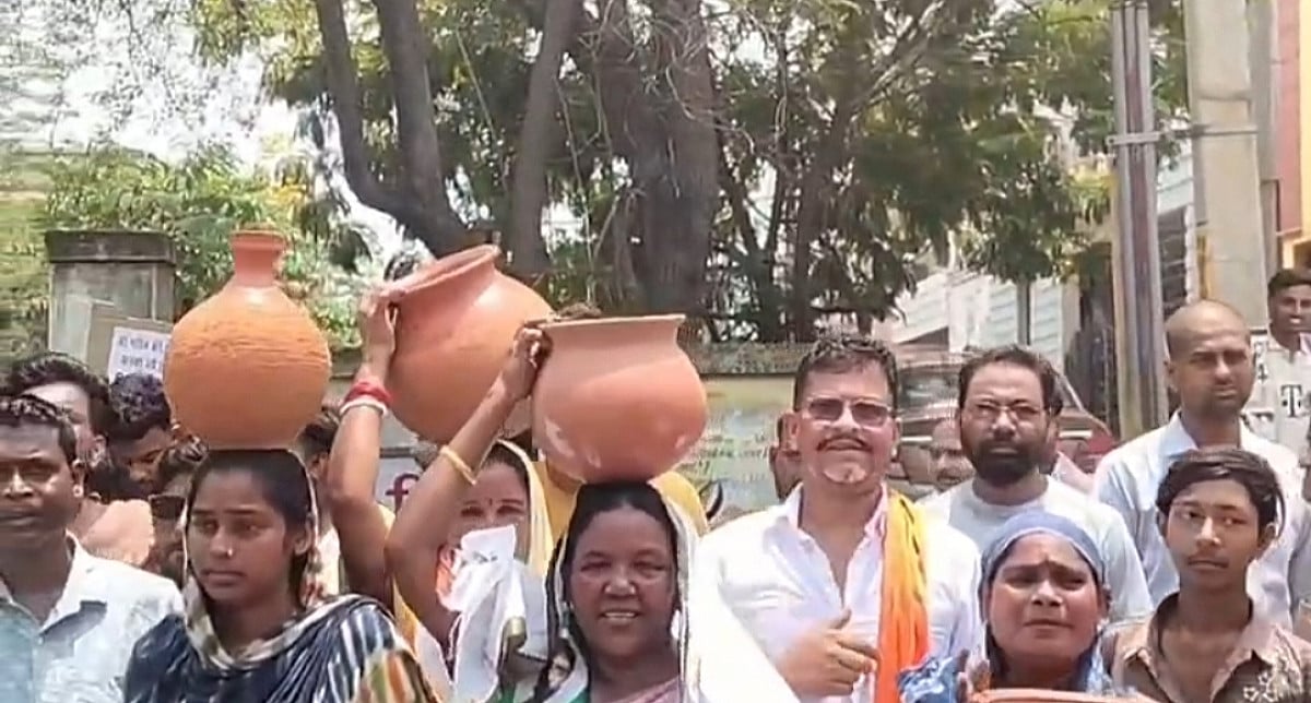 घड़ा लेकर पहुंचीं महिलाएं, बैलगाड़ी पर पहुंचे ग्रामीण, जानिए कहां और क्यों हुआ अनोखा प्रदर्शन