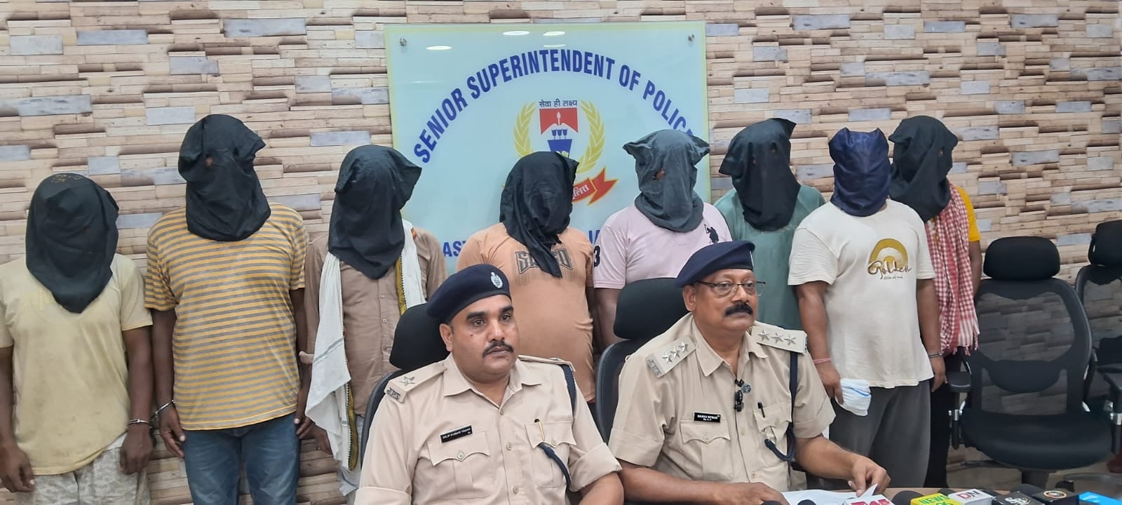 जमशेदपुर में जुआरियों पर शिकंजा, ताश के पत्तों के साथ 8 गिरफ्तार