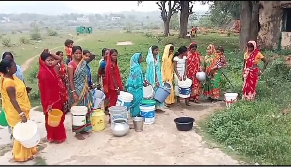 धनबाद में एक चापाकल पर टिकी 150 परिवारों की जिंदगी, भीषण गर्मी में बूंद-बूंद पानी के लिए  तरस रहा गांव