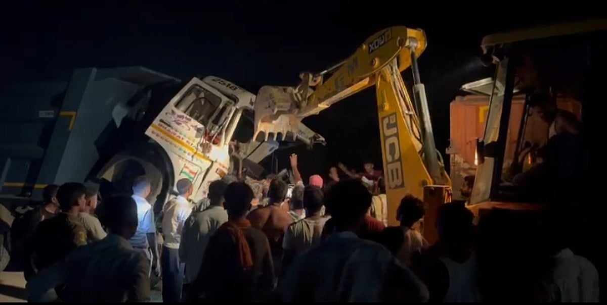 सरायकेला: चौका में ट्रेलर से टकराई हाइवा, केबिन में फंसकर दो की मौत