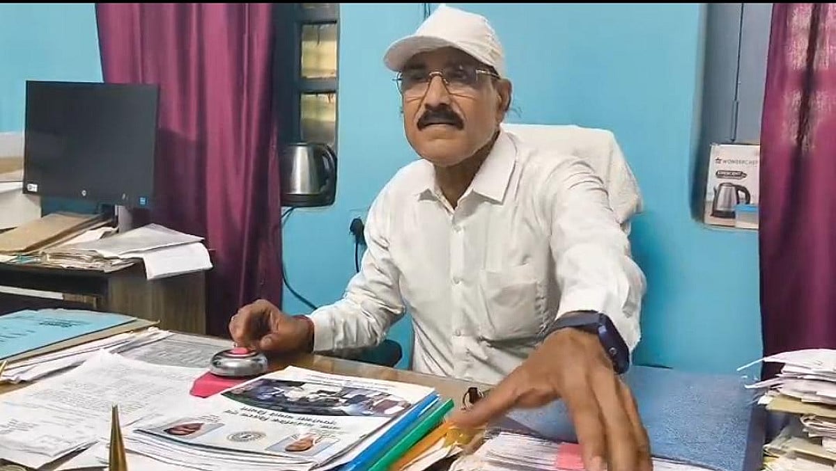 पेट्रोल बचाने की अनोखी पहल! दुमका के DSO रोज साइकिल से पहुंचते हैं ऑफिस