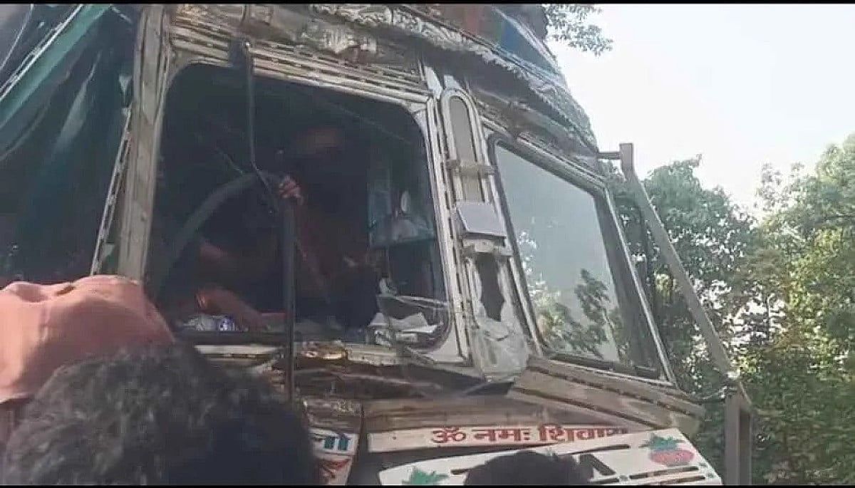 कोडरमा में तेज रफ्तार का कहर, ट्रक और हाईवा के बीच हुई जोरदार टक्कर, चालक गंभीर रूप से घायल