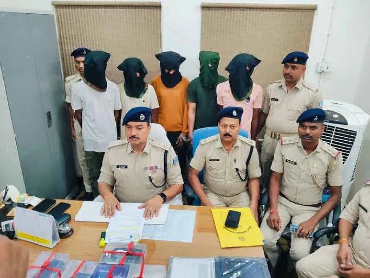 जामताड़ा में साइबर ठगों पर पुलिस का बड़ा एक्शन, बैंक अफसर बनकर करते थे ठगी, 5 गिरफ्तार