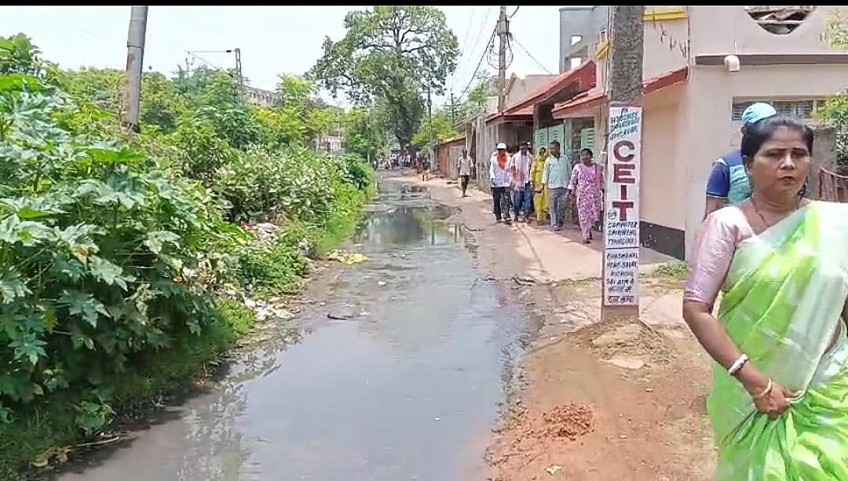 जमशेदपुर:15 साल से नारकीय जीवन जी रहे हैं परसुडीह लाइन टोला के लोग, सड़क बनी तालाब