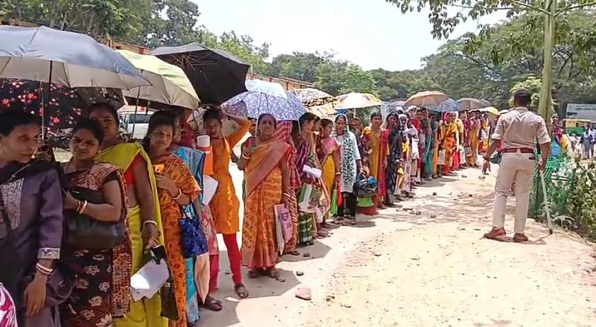 मईया सम्मान योजना का सत्यापन बना मुसीबत, जमशेदपुर में धूप में बेहोश हुईं महिलाएं