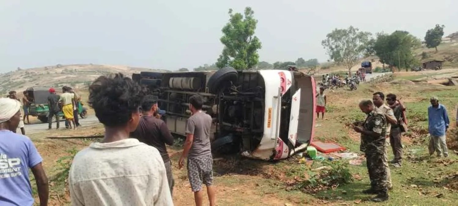 गुमला : पालकोट में बड़ा सड़क हादसा, अनियंत्रित होकर पलटी बस, एक दर्जन से ज्यादा यात्री थे सवार