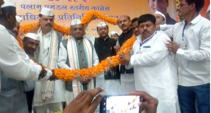 पलामू में कार्यकर्ताओं से रू-ब-रू हुए कांग्रेस के दिग्गज नेता, भाजपा सरकार पर साधा निशाना