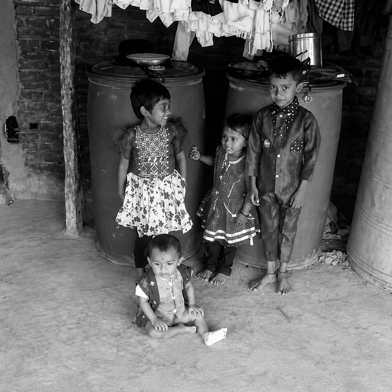 एक ही घर से उठीं 5 अर्थियां, पिता ने चार मासूम बच्चों संग दी जान,जानिए दिल दहला देने वाला मामला