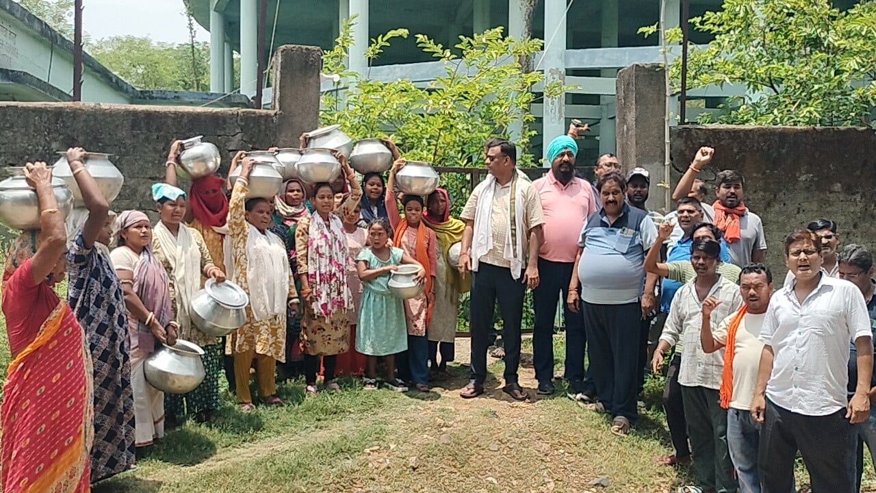 जमशेदपुर:22 हजार परिवार को 48 घंटे से नहीं मिला पानी, हांडी-डेगची लेकर लोगों ने किया प्रदर्शन