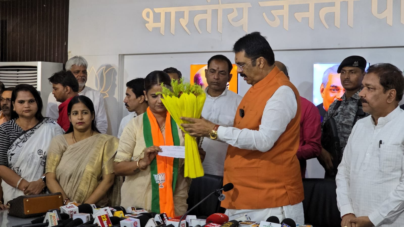 राजद को बड़ा झटका! रितु जायसवाल सैकड़ों समर्थकों संग भाजपा में हुईं शामिल