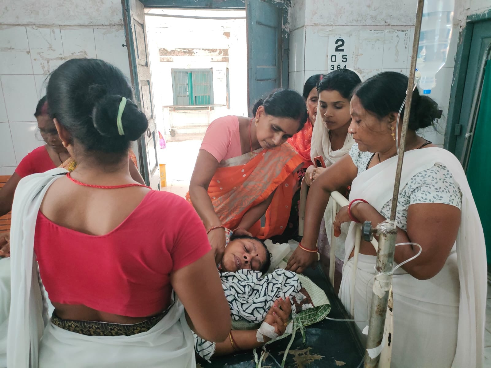 नवादा के इस अस्पताल में इलाज की जगह हुआ हादसा… छत गिरने से हड़कंप