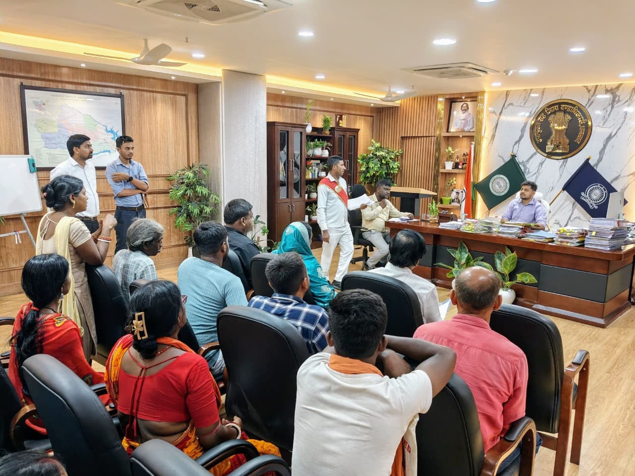 डीसी का जनता दरबार-हुजूर! मेरी जमीन का फर्जी पेपर बनाकर की जारी बिक्री,मदद कीजिये