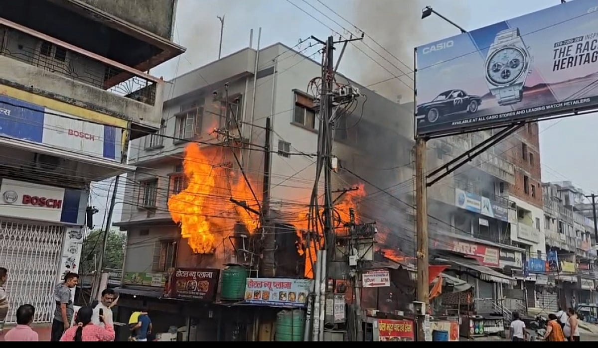 धनबाद में बड़ा हादसा टला: बैंकमोड में सुबह-सुबह भड़की आग, घंटों की मेहनत के बाद हुई नियंत्रित