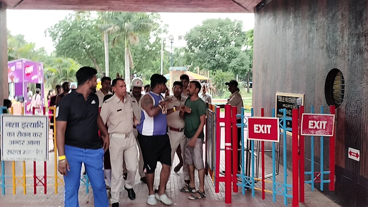 जमशेदपुर: युवती से बदसलूकी के बाद वाटर पार्क में अफरा-तफरी, 4 युवक हिरासत में