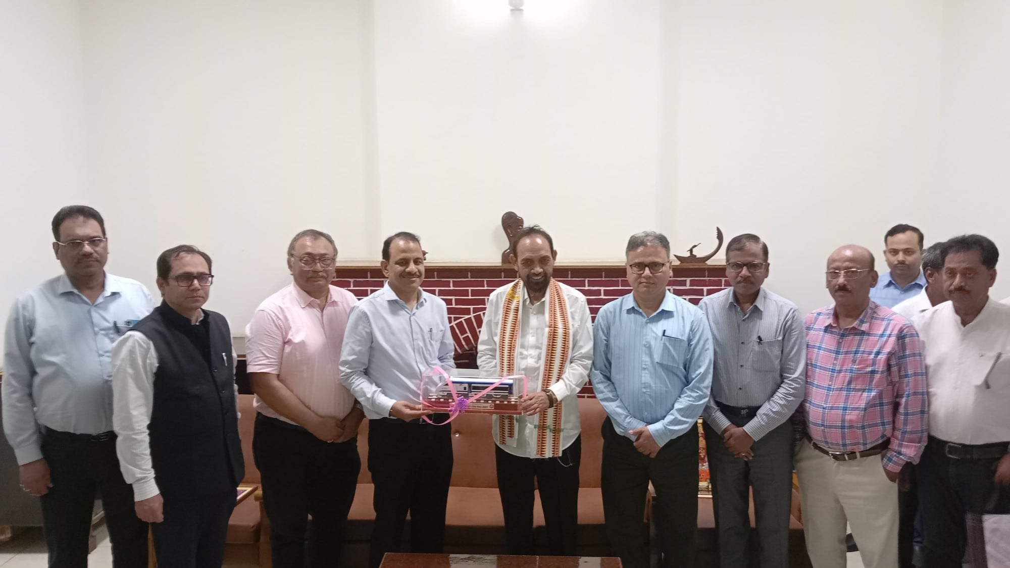 दक्षिण पूर्व रेलवे के जीएम ने परखी रेल व्यवस्था, घाटशिला में सांसद के साथ हुई अहम बैठक