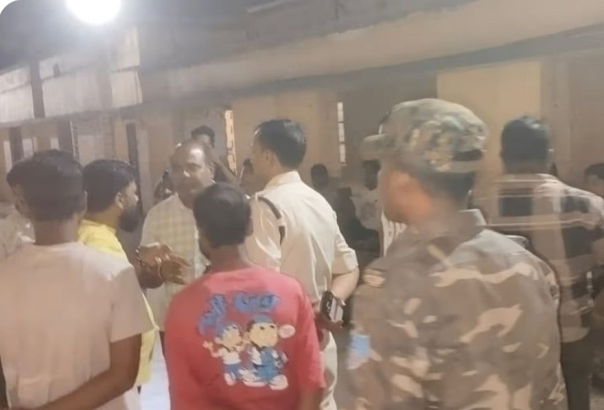 धनबाद: आधी रात गोलियों से गूंजा कतरास का छाता बाद, दो गुटों की भिड़ंत में 3 को लगी गोली