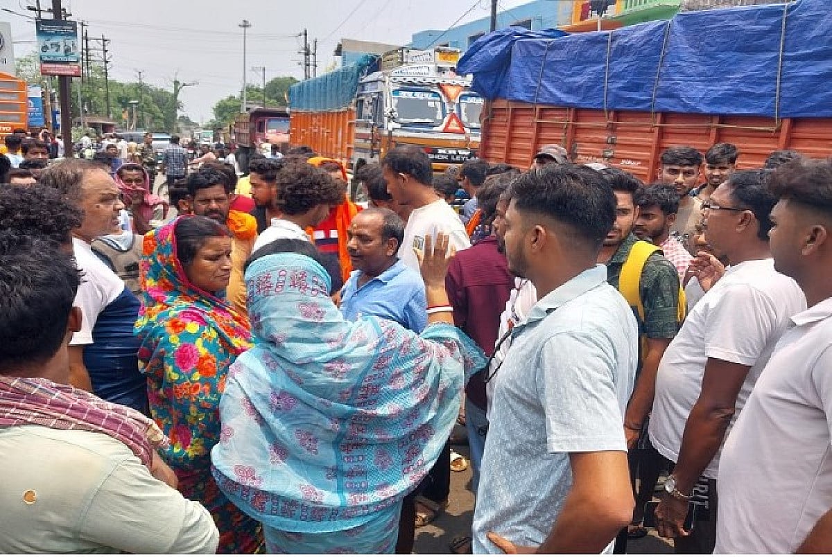जामताड़ा-दुमका रोड पर तेज रफ्तार डंपर का कहर, युवक की मौत के बाद सड़क पर उतरे ग्रामीण