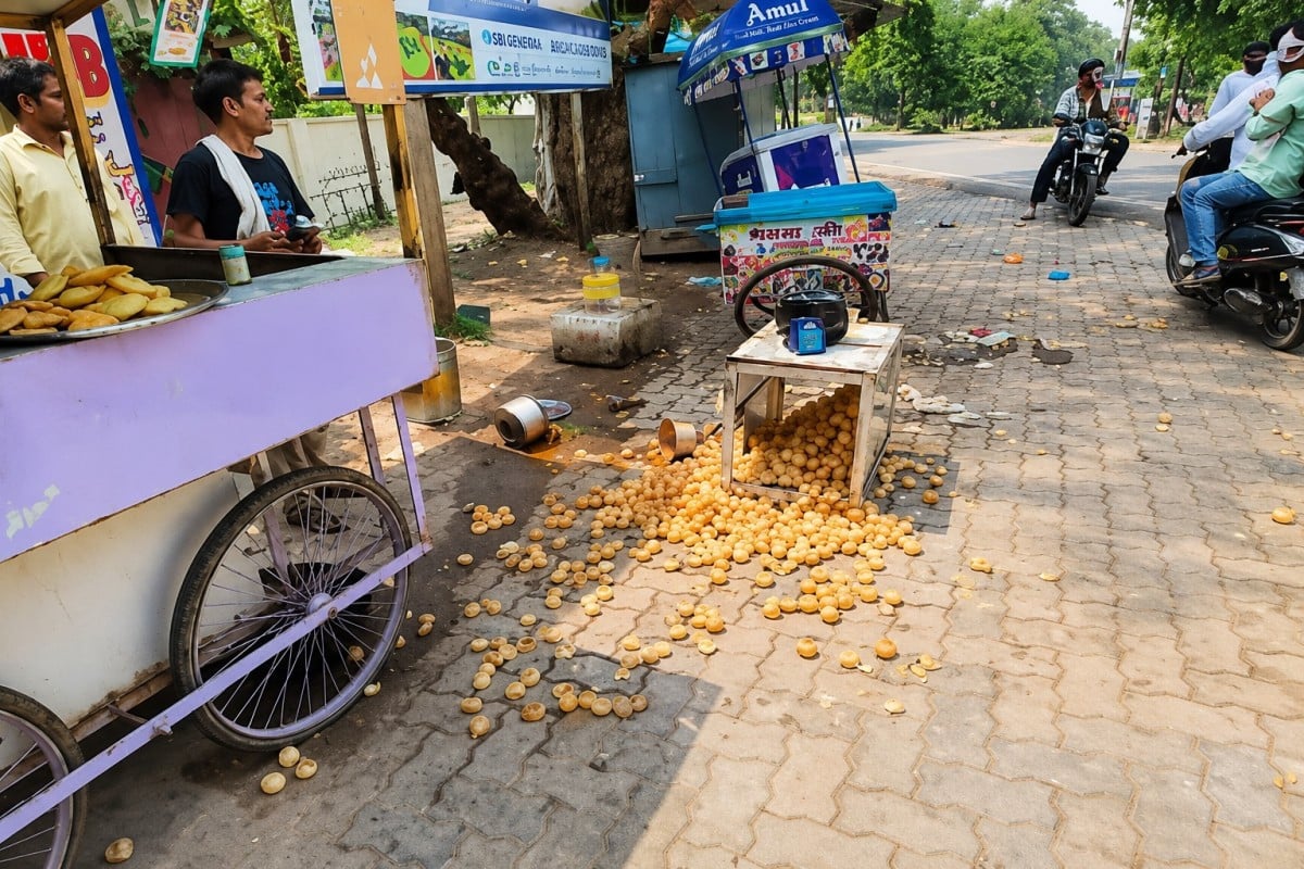 कानून के पहिए तले कुचली गई गरीब की रोजी-रोटी! पुलिस वाहन के तेज़ टक्कर से बिखरा रेहड़ी वाले का सामान
