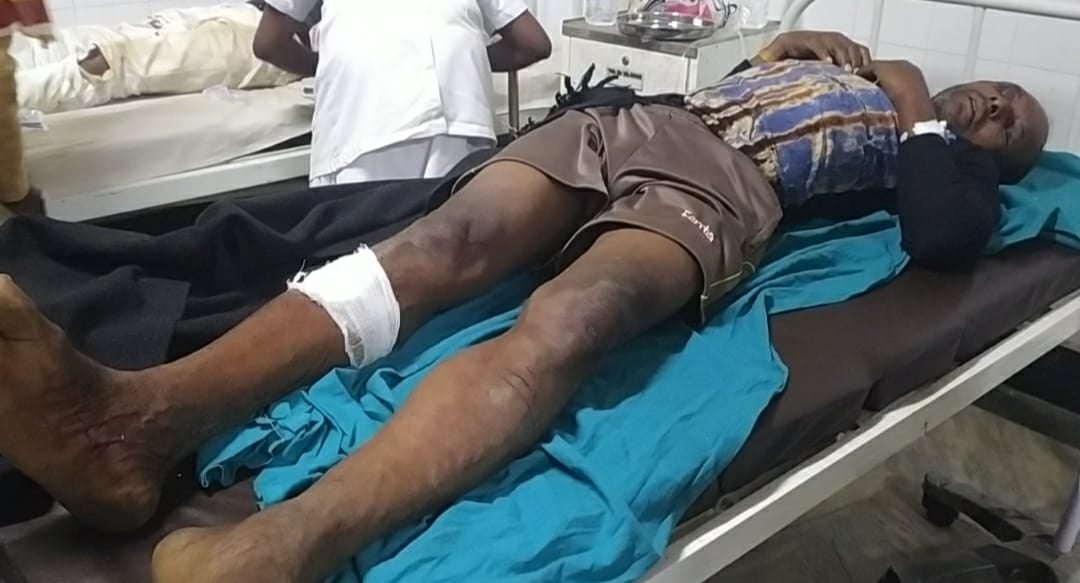 BREAKING: अवैध संबंध के आरोप में बुजुर्ग महिला-पुरुष को पेड़ से बांध कर पिटाई, दोनों को निर्वस्त्र घुमाया, 6 गिरफ्तार