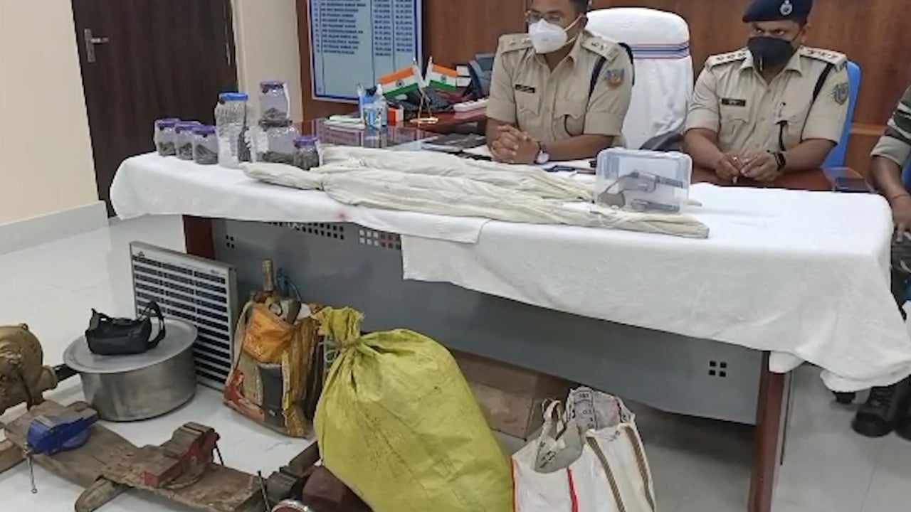 चतरा में टीएसपीसी उग्रवादियों के  ट्रेनिंग कैंप और गन फैक्ट्री पर छापा, भारी मात्रा में हथियार बनाने का सामान बरामद