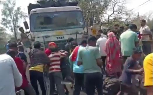 कुस्तौर में हाइवा ने राहगीर को ठोका, सड़क जाम