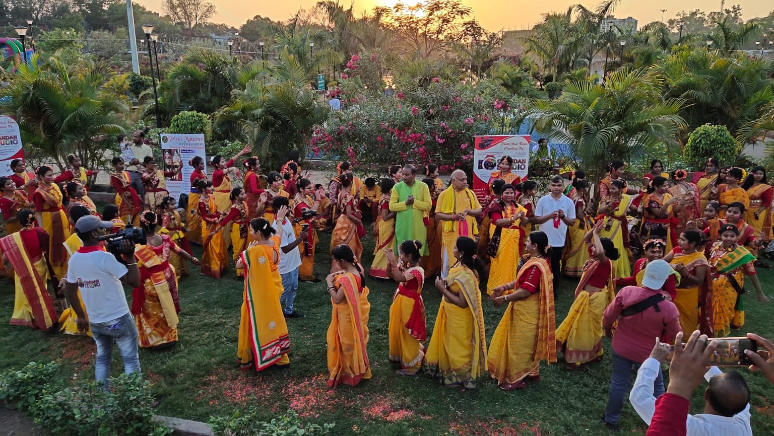धनबाद के  राजेंद्र सरोवर में  मना दोल उत्सव, आकर्षक कार्यक्रम ने बटोरी तालियां