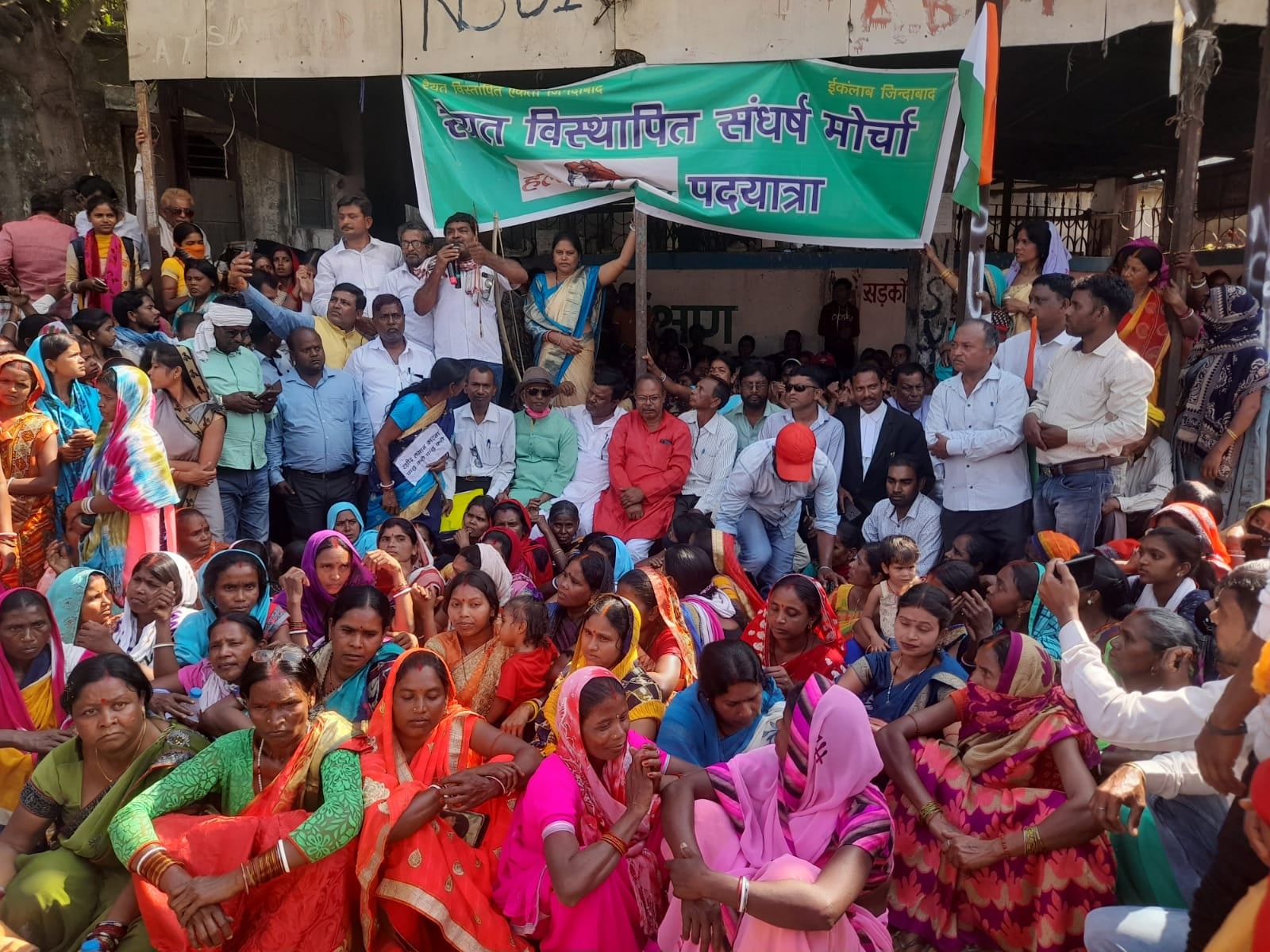 हक़ और हकूक के लिए सड़क पर आए विस्थापित, कहा-सरकार अदूरदर्शिता के कारण परेशान हो रहे रैयत