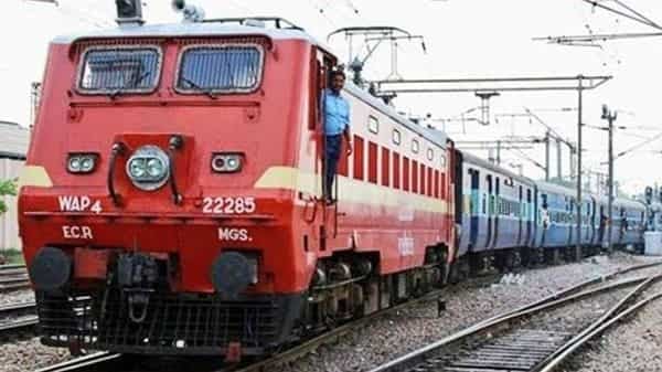 यात्रीगण कृपया ध्यान दें: होली के मौके पर दरभंगा-गोरखपुर, टाटा-छपरा के लिए चलेगी होली स्पेशल ट्रेन