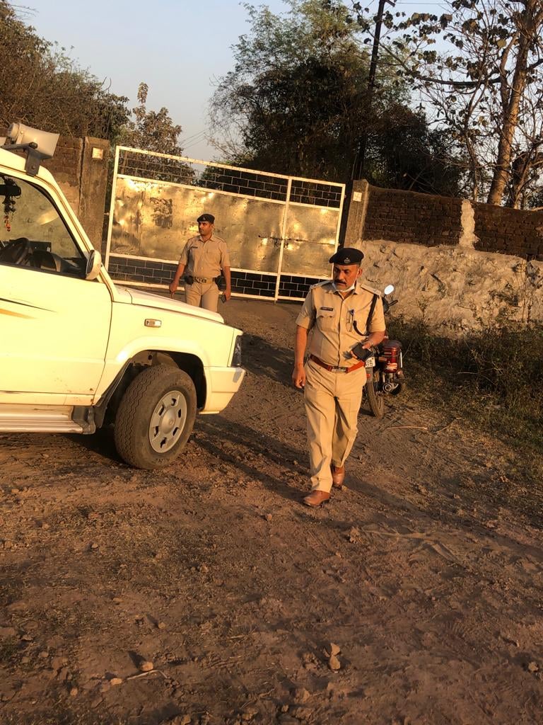 अवैध  डिपो में रखा हुआ है कोयला, गेट बंद कर नौ-दो-ग्यारह हुआ संचालक