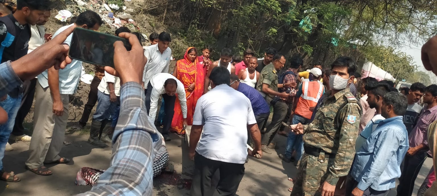 धनबाद :  ट्रक ने ली बीसीसीएल कर्मी की जान, ग्रामीणों ने किया सड़क जाम