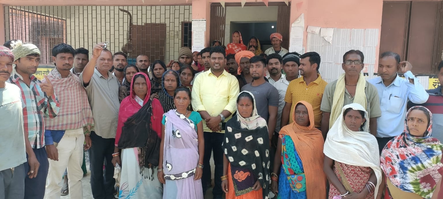 मानदेय की मांग को लेकर सफाई कर्मियों ने नगर पंचायत कार्यालय में किया प्रदर्शन