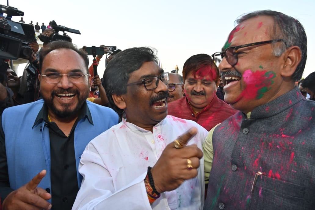 विधानसभा में होली मिलन : सत्ता-विपक्ष के बीच मिटी दूरी, सभी ने एक-दूसरे को अबीर-गुलाल लगाकर दी बधाई