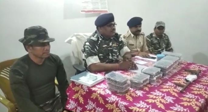 नक्सलियों के अड्डे पर छापेमारी, कई हथियार बरामद