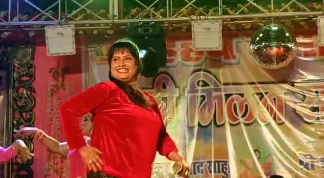 होली में फलाना बो फरार भइली…लोहरदगा में गायिका देवी के संग चढ़ा होली का रंग