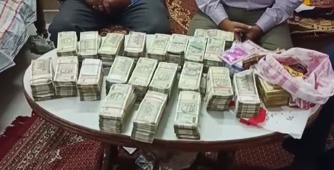 आय से अधिक संपत्ति के मामले में कार्यपालक अभियंता के घर छापा,  53 लाख से भी ज्यादा रुपए बरामद