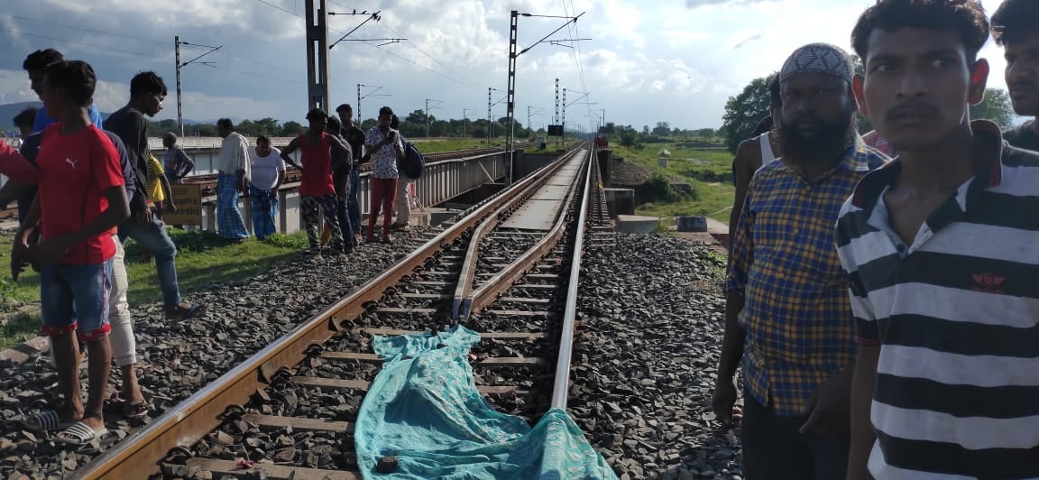 चक्रधरपुर में भीषण हादसा, दुरंतो एक्सप्रेस की चपेट में आकर चार की मौत