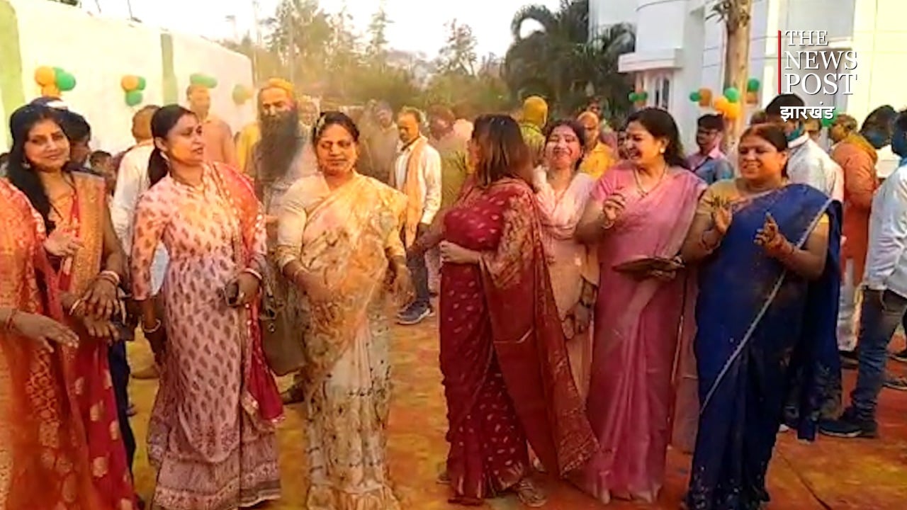 दुमका की राजनीतिक पर चढ़ा होली का रंग,  गुलाल उड़ाते नजर आए बसंत सोरेन, लुईस मरांडी