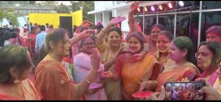 कोयलांचल में होली के रंग हज़ार, कही झलकूटन तो कही बार बालाओं का डांस