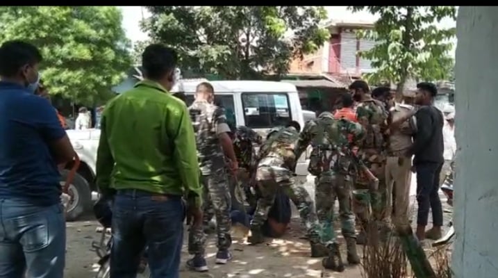 शर्मनाक : मास्क चेकिंग के नाम पर पुलिस जवानों ने आर्मी जवान को जानवरों की तरह पीटा,   मूकदर्शक बनें रहे  बीडीओ