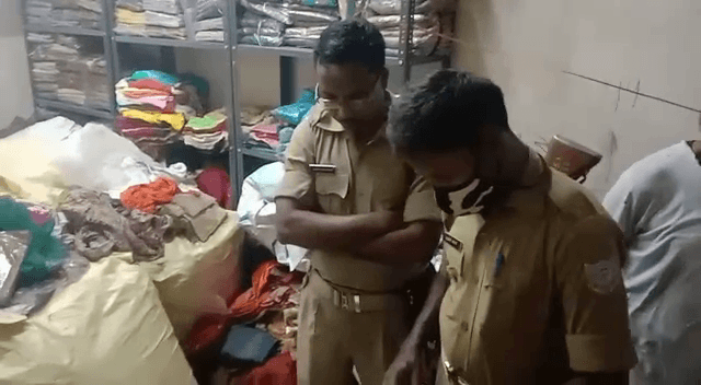 गोदाम में अलमीरे के हैंडल पर इस हाल में लटका मिला संतोष..., हत्या या आत्महत्या !