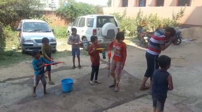 लौह नगरी  और लोहरदगा में बच्चों के सिर चढ़ कर बोल रहा होली, गली-गली में मची है धूम