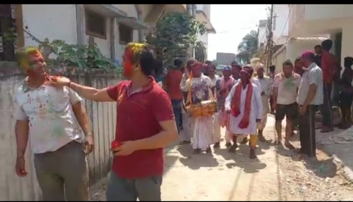 बाबा नगरी में रंगोत्सव की धूम, ठंडई और भांग लड्डू किया गया वितरण